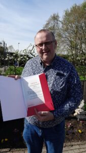 Gert-Jan met zijn diploma Verzorgende IG.