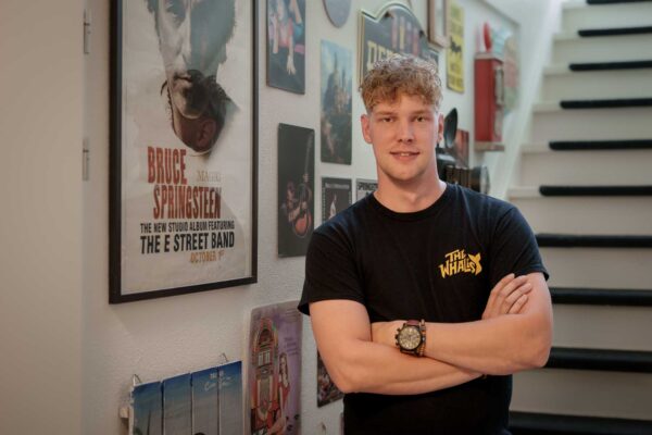 Portret van Alex, geïnterviewd over zijn keuze voor een loopbaan in de zorg.